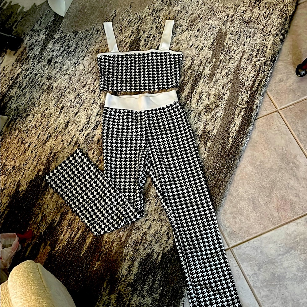 Adorable two piece houndstooth set. No tag - fits like a small
